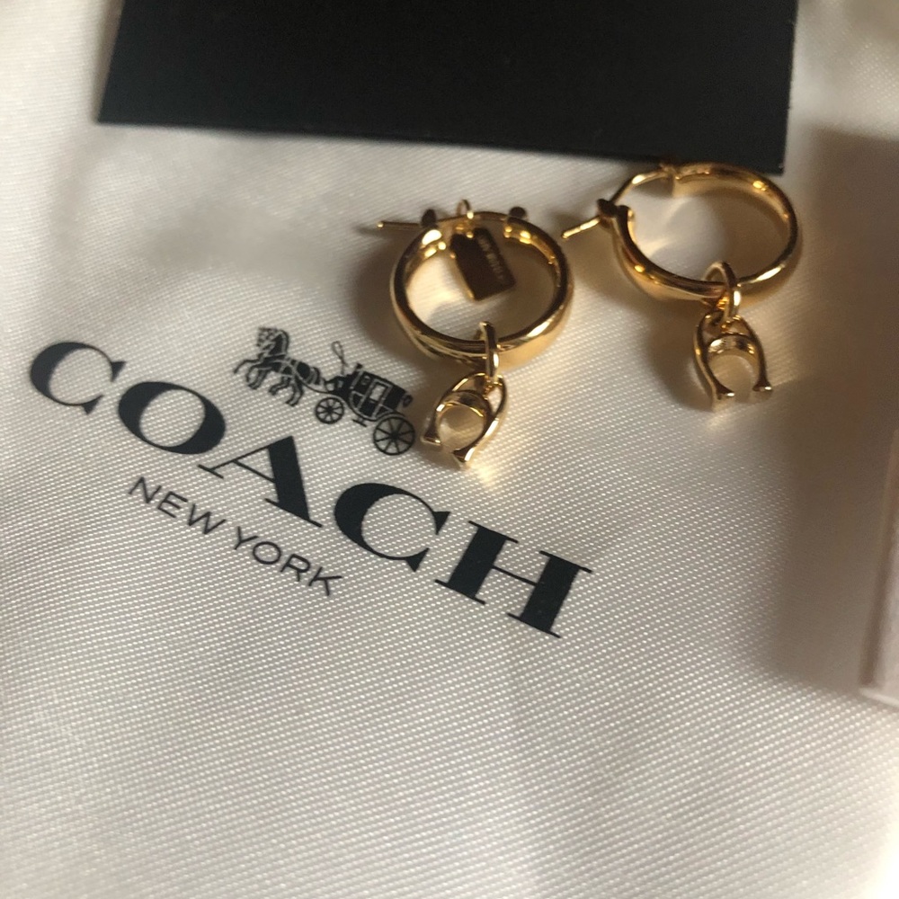 💋 Gold coach hoop earring with dangle - Picture 5 of 6